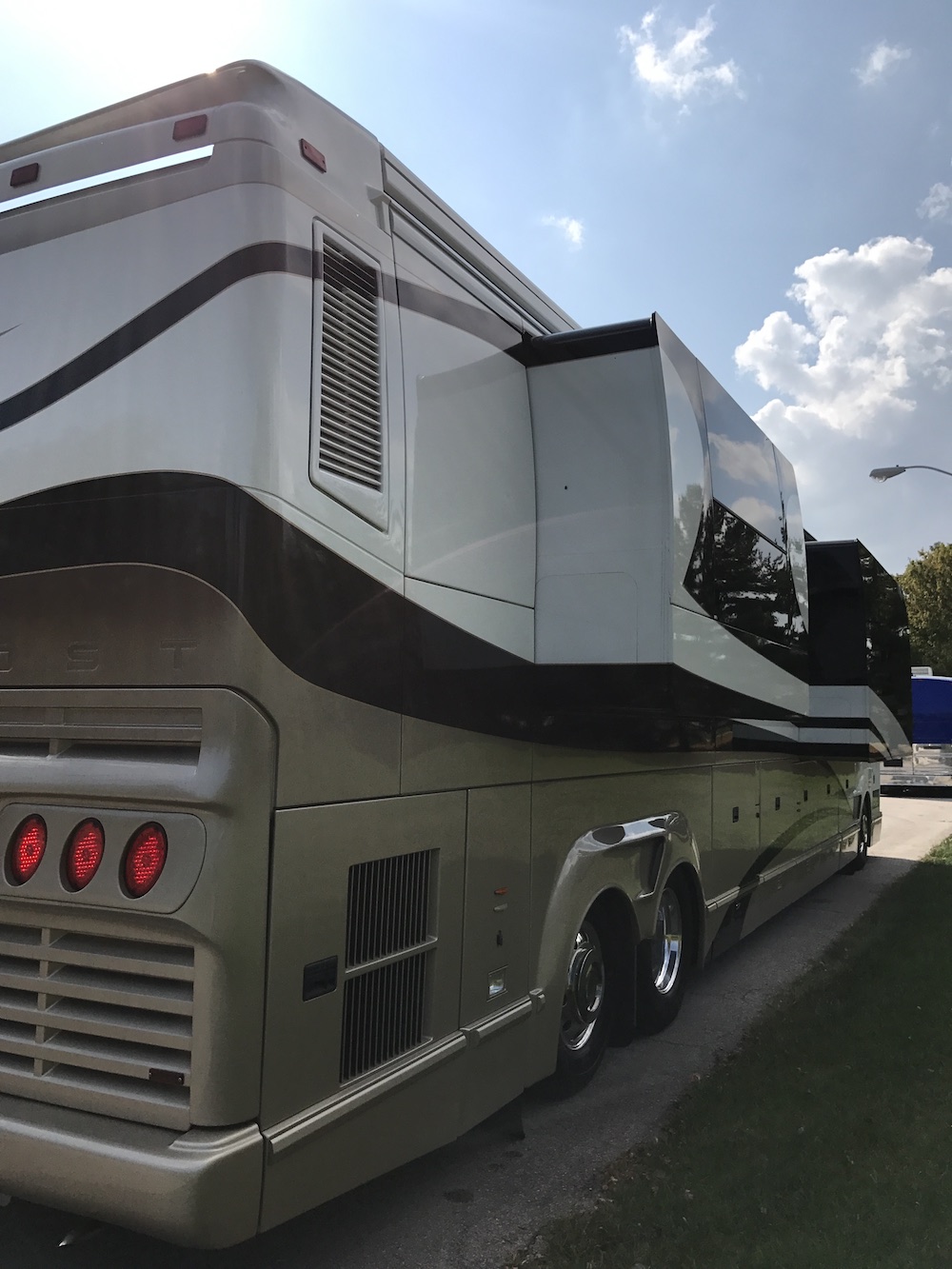 2011 Prevost Marathon H3-45 For Sale