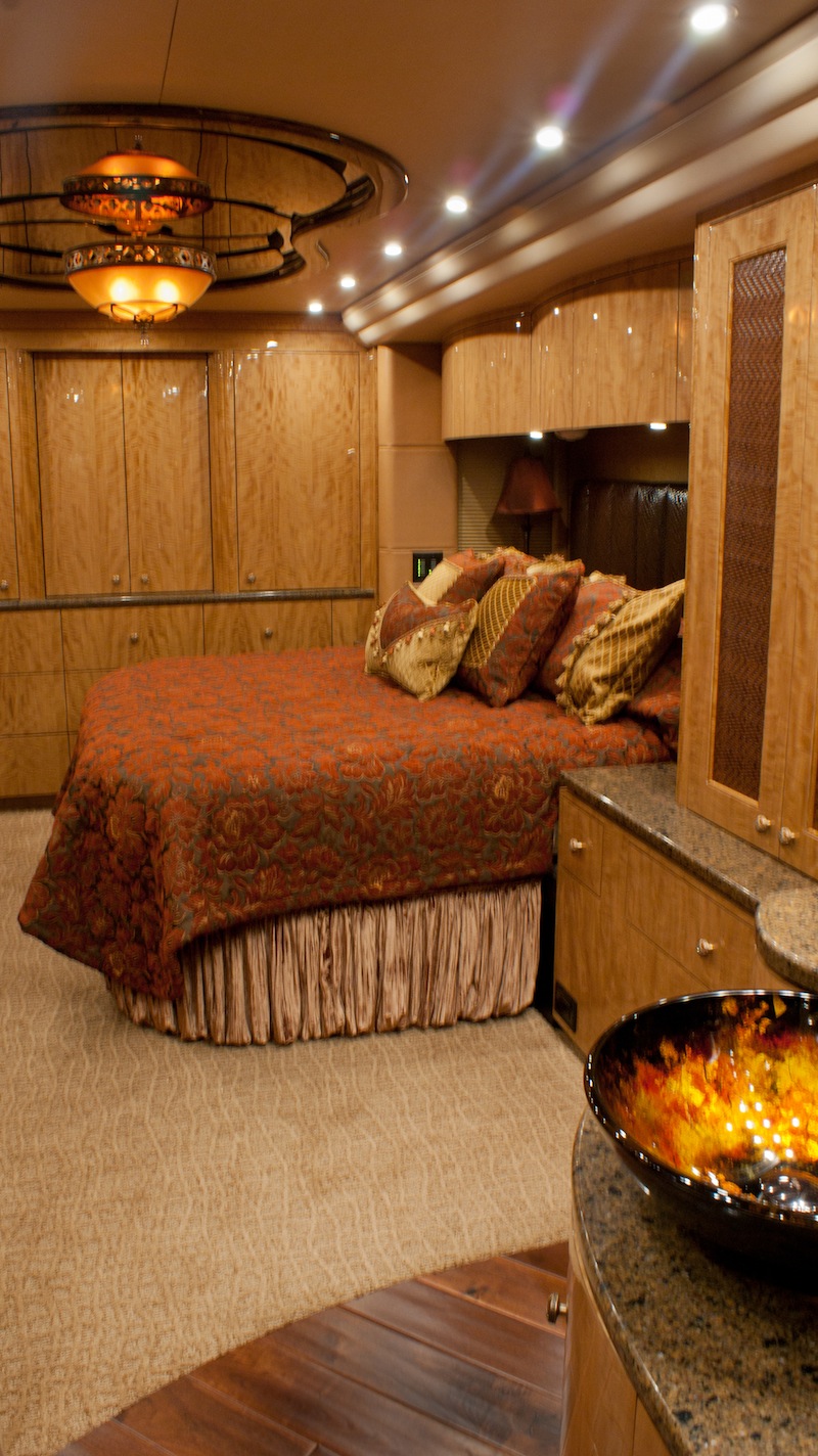 2013 Prevost Millennium H3-45