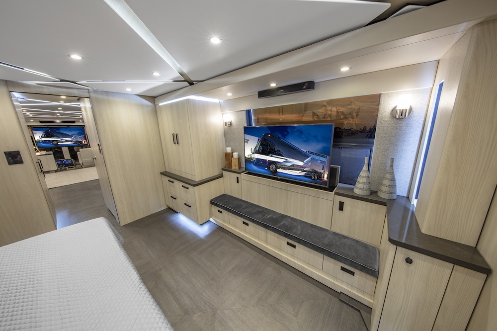 2021 Prevost Featherlite H3-45 For Sale