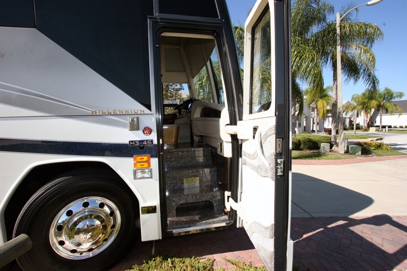 2008 Prevost Millennium H3-45