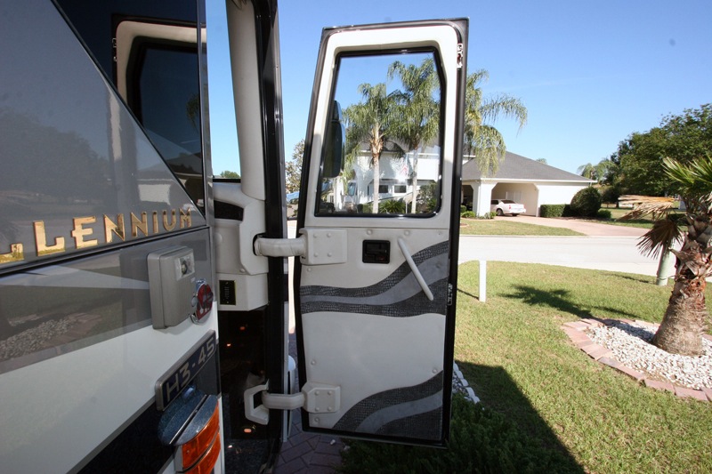 2008 Prevost Millennium H3-45