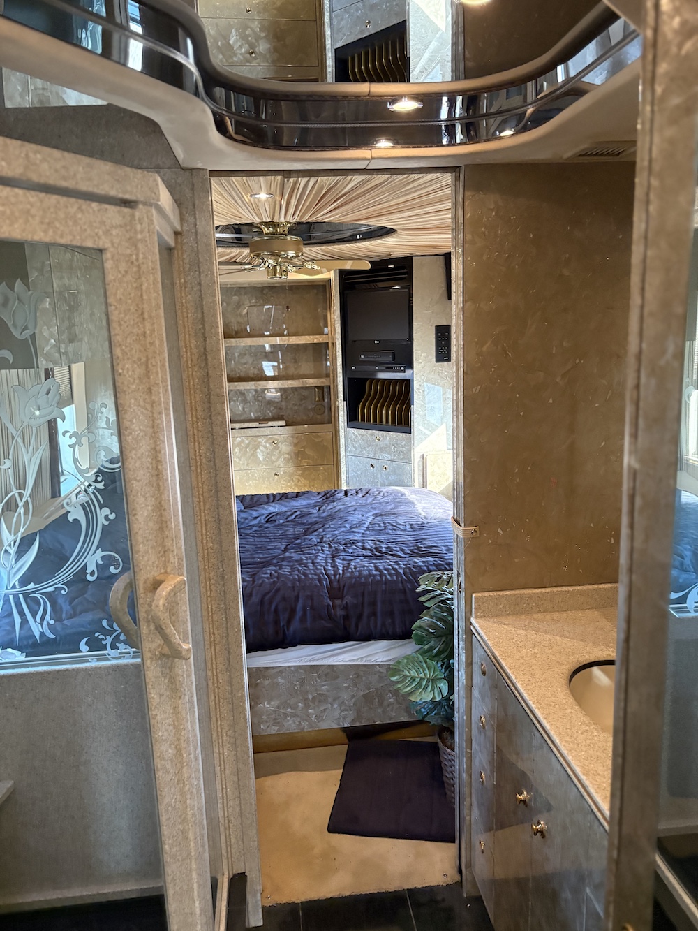 1999 Prevost Featherlite  H3-45 For Sale