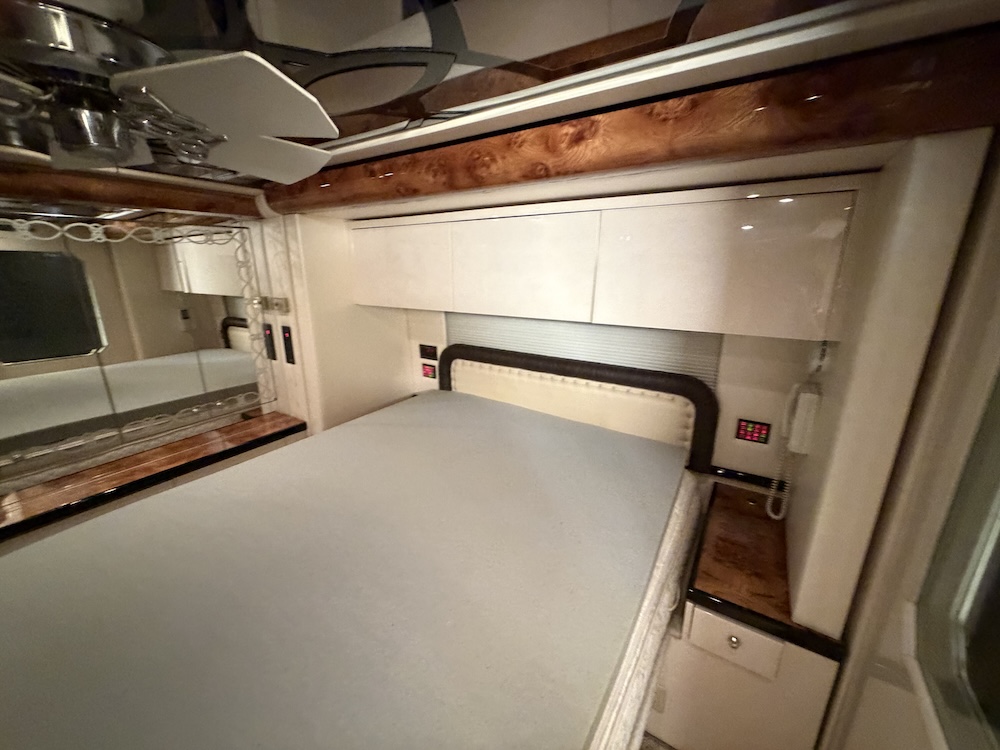 2000 Prevost Featherlite H3-45 For Sale