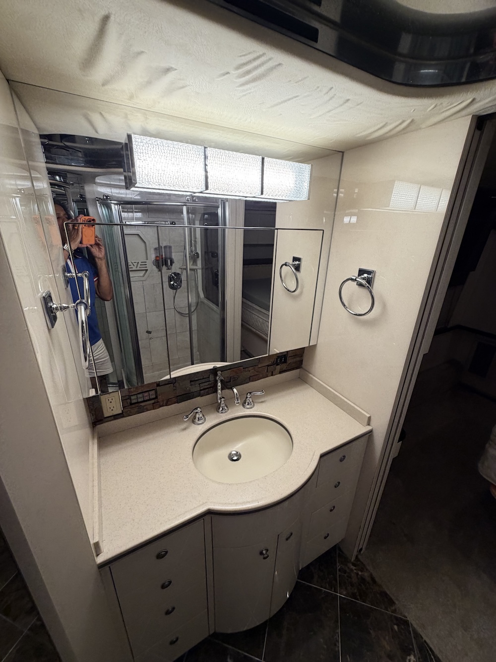 2000 Prevost Featherlite H3-45 For Sale