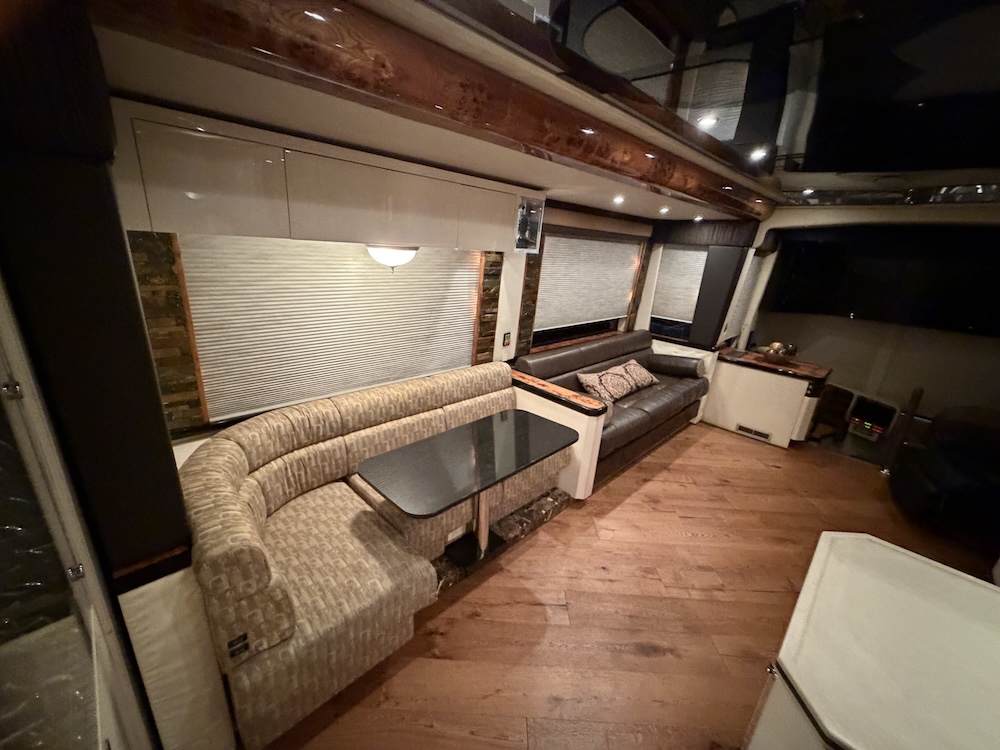 2000 Prevost Featherlite H3-45 For Sale