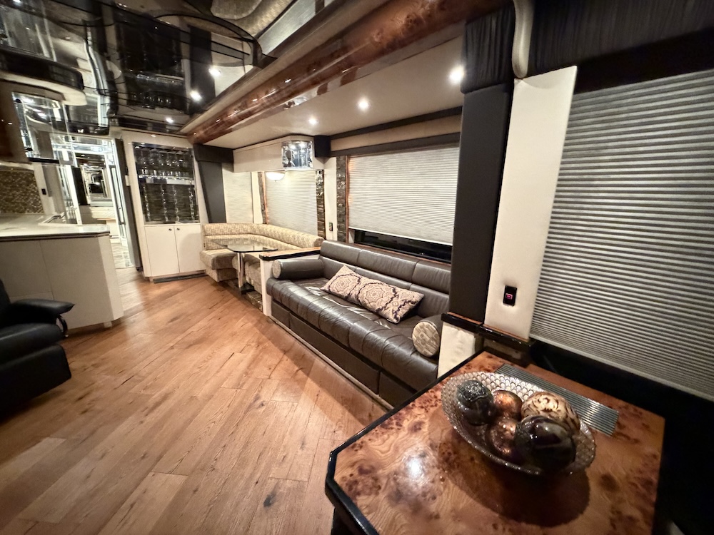 2000 Prevost Featherlite H3-45 For Sale