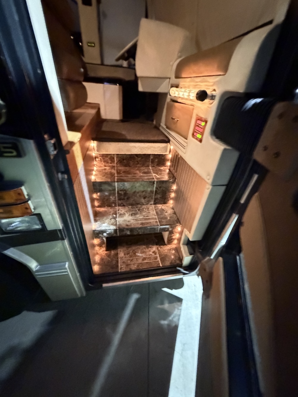 2000 Prevost Featherlite H3-45 For Sale