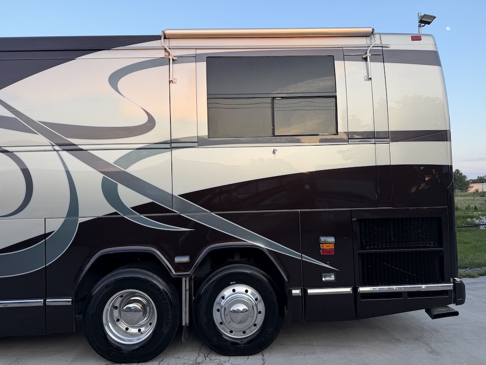 2000 Prevost Featherlite H3-45 For Sale