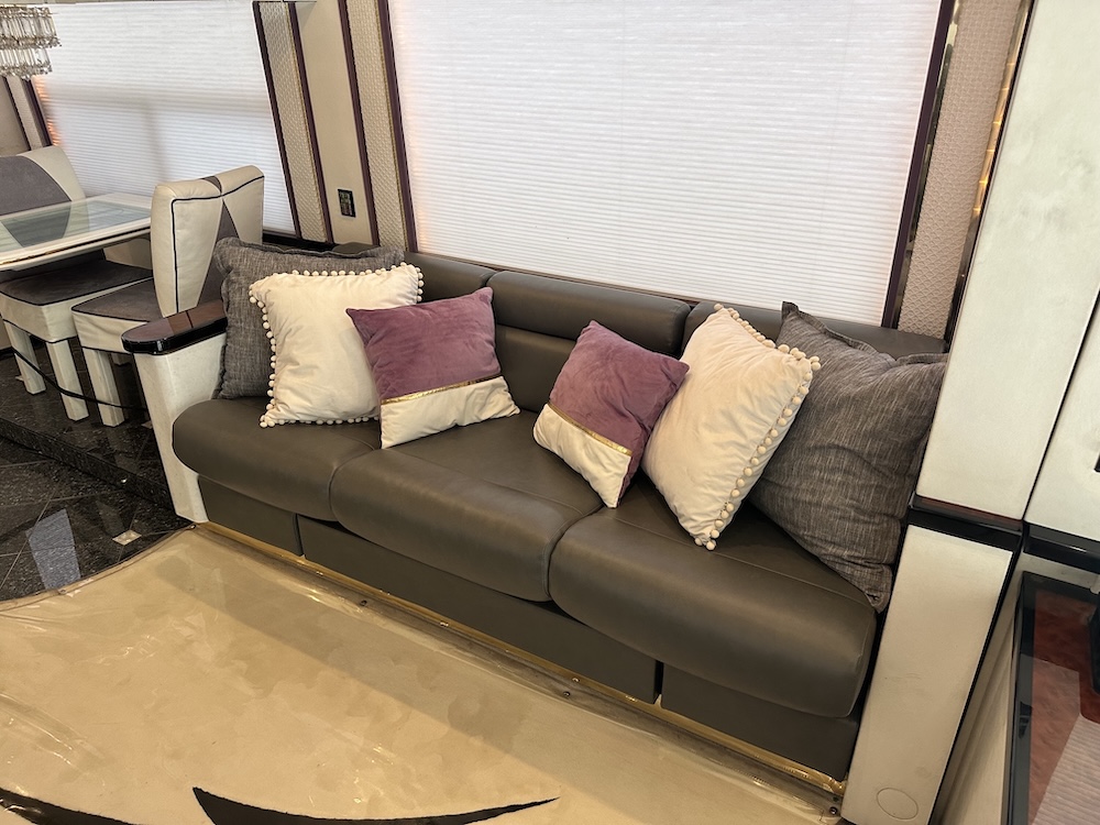 2001 Prevost Featherlite H3-45 For Sale