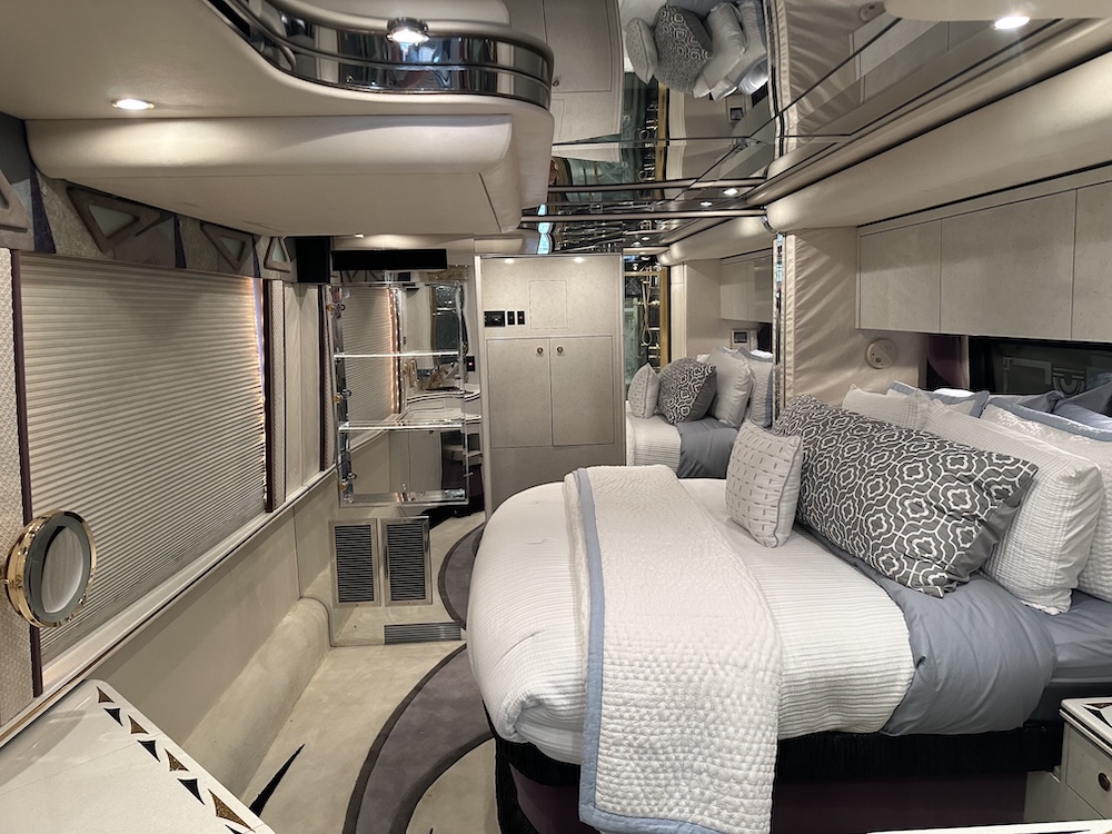 2001 Prevost Featherlite H3-45 For Sale