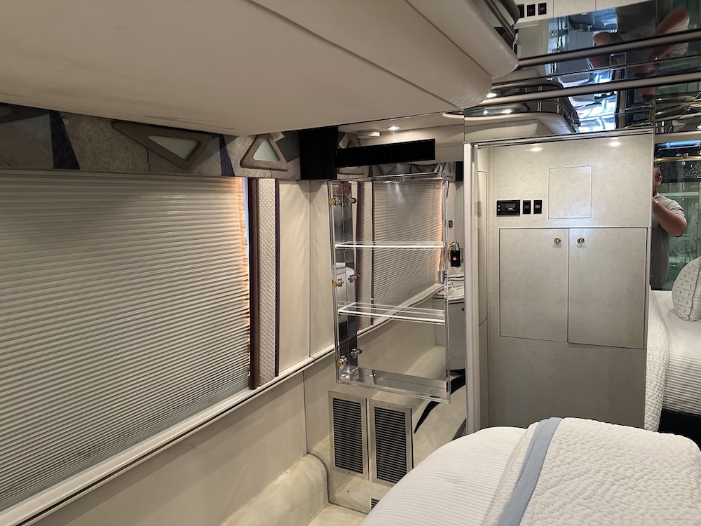2001 Prevost Featherlite H3-45 For Sale