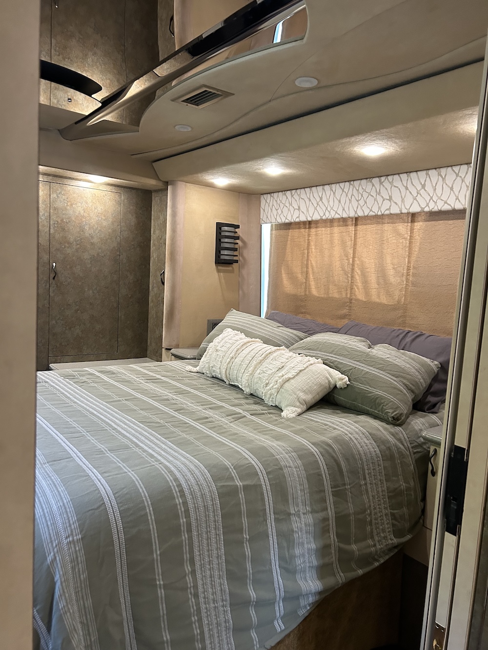 2002 Prevost Country Coach XLII For Sale