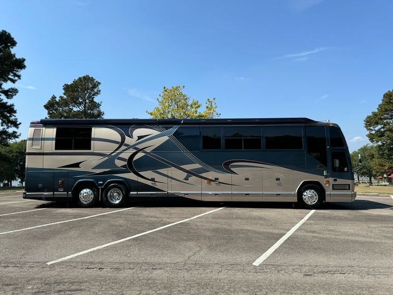 2002 Prevost Featherlite  H3-45 For Sale