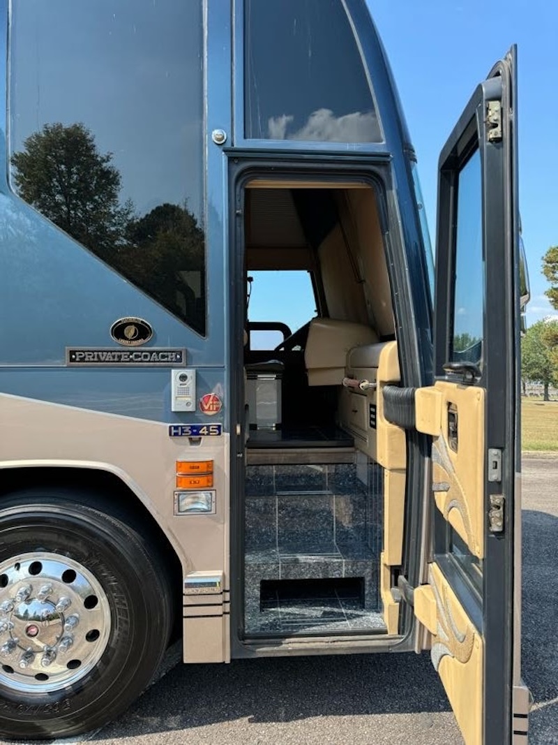 2002 Prevost Featherlite  H3-45 For Sale