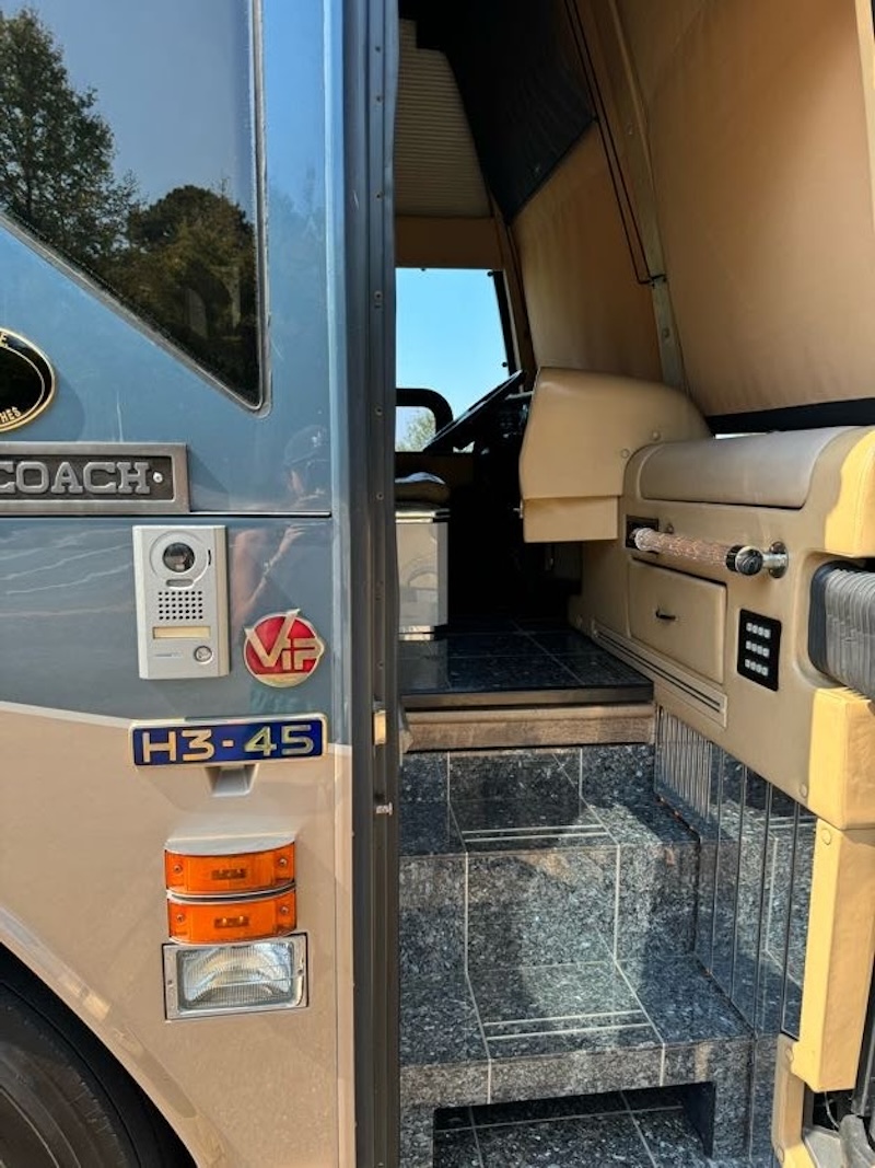 2002 Prevost Featherlite  H3-45 For Sale