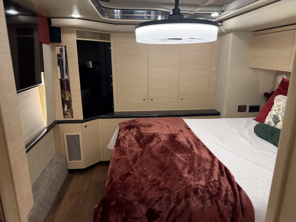 2002 Prevost Featherlite H3-45 For Sale