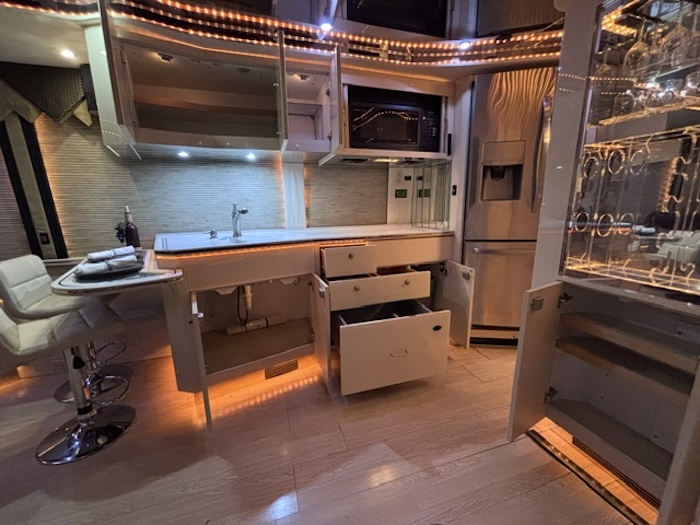 2002 Prevost Featherlite H3-45 For Sale
