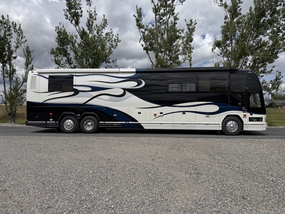 2003 Prevost Featherlite  H3-45 For Sale