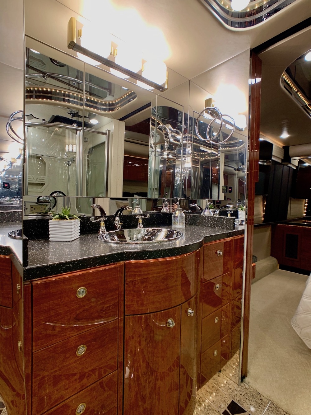 2003 Prevost Featherlite  H3-45 For Sale