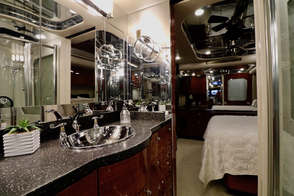 2003 Prevost Featherlite  H3-45 For Sale