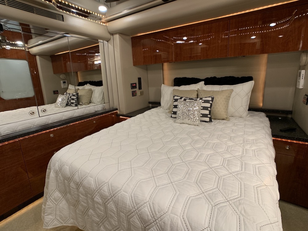 2003 Prevost Featherlite  H3-45 For Sale