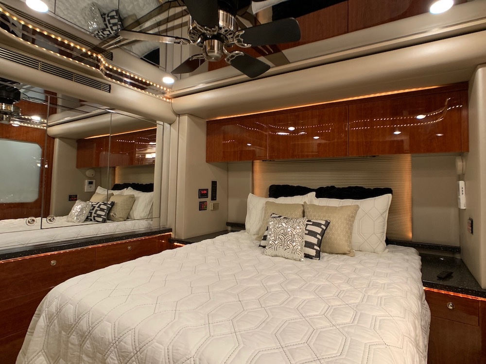 2003 Prevost Featherlite  H3-45 For Sale