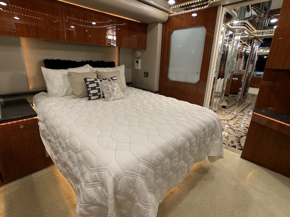 2003 Prevost Featherlite  H3-45 For Sale