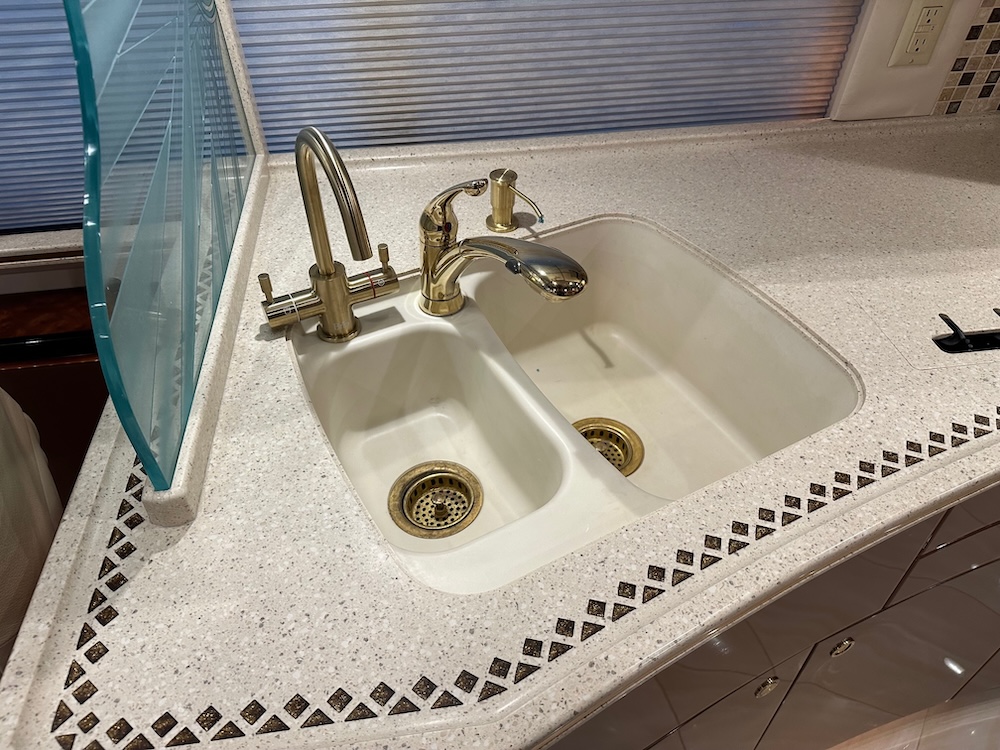 2003 Prevost Featherlite H3-45 For Sale