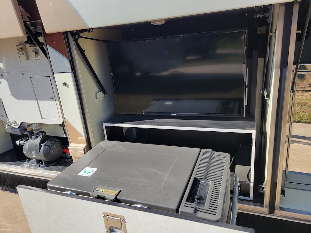 2004 Prevost Featherlite H3-45 For Sale