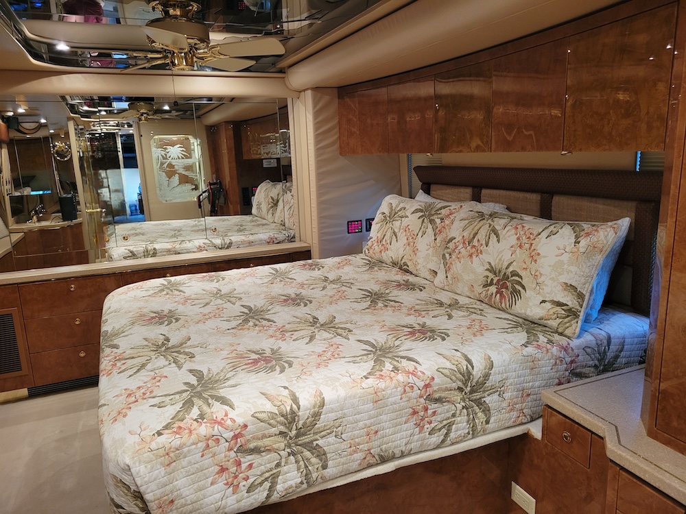 2004 Prevost Featherlite H3-45 For Sale