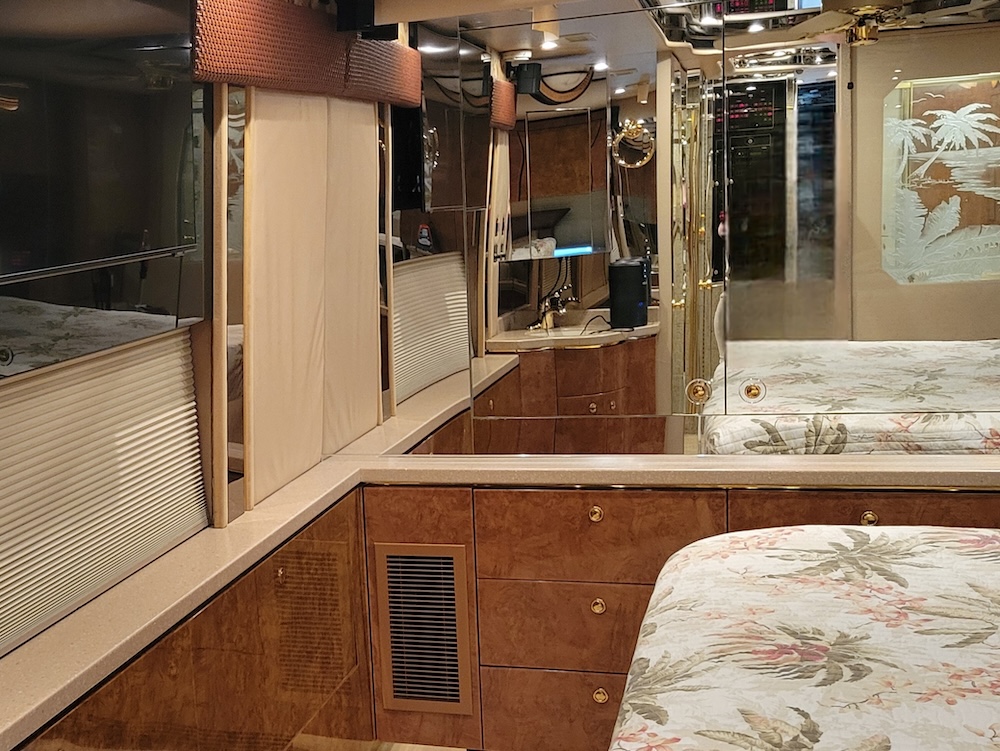 2004 Prevost Featherlite H3-45 For Sale