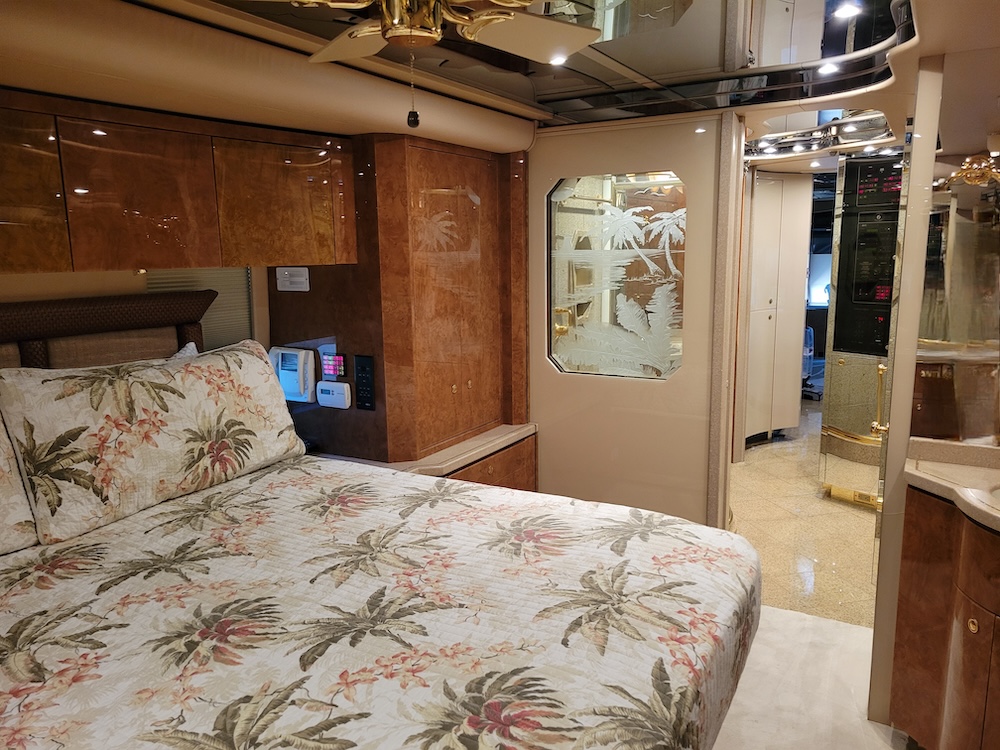 2004 Prevost Featherlite H3-45 For Sale