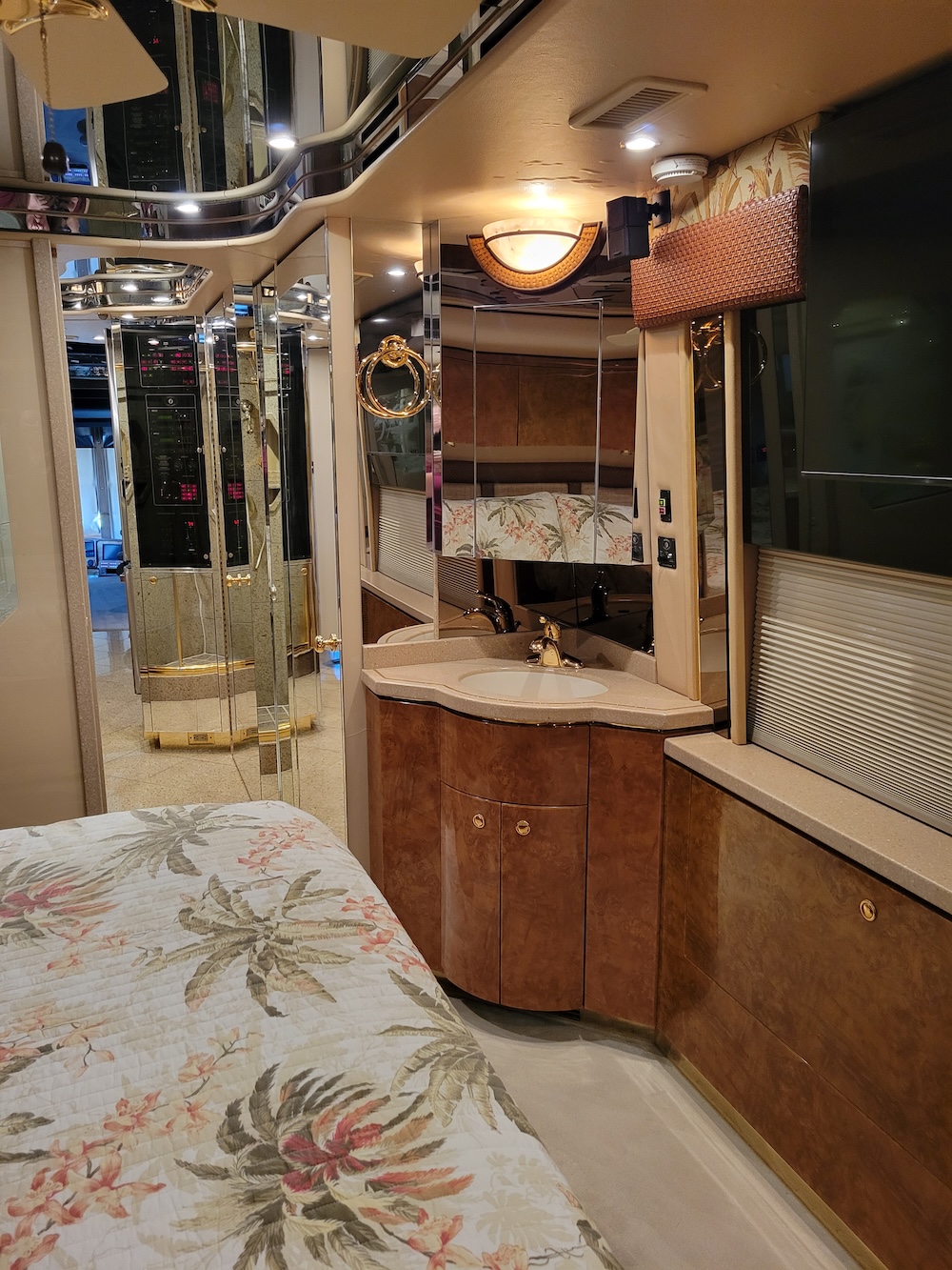 2004 Prevost Featherlite H3-45 For Sale