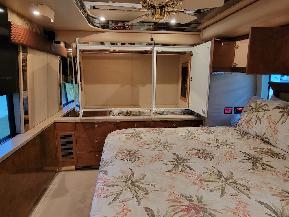 2004 Prevost Featherlite H3-45 For Sale