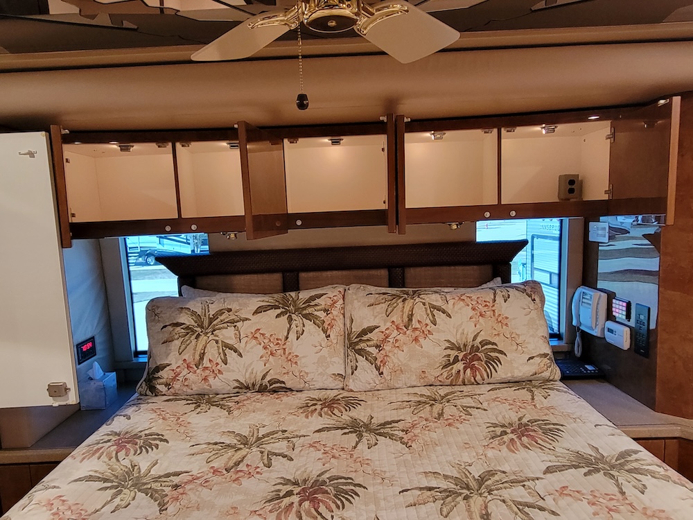 2004 Prevost Featherlite H3-45 For Sale