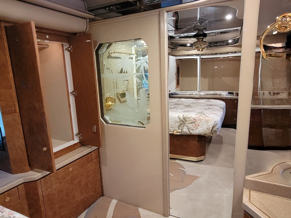 2004 Prevost Featherlite H3-45 For Sale