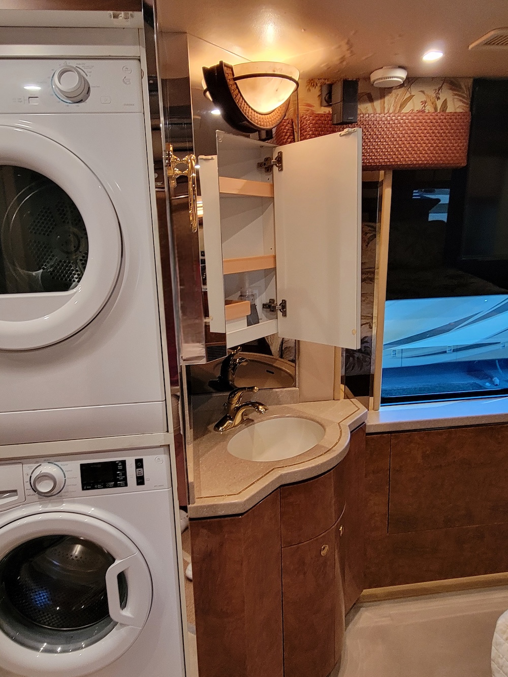 2004 Prevost Featherlite H3-45 For Sale