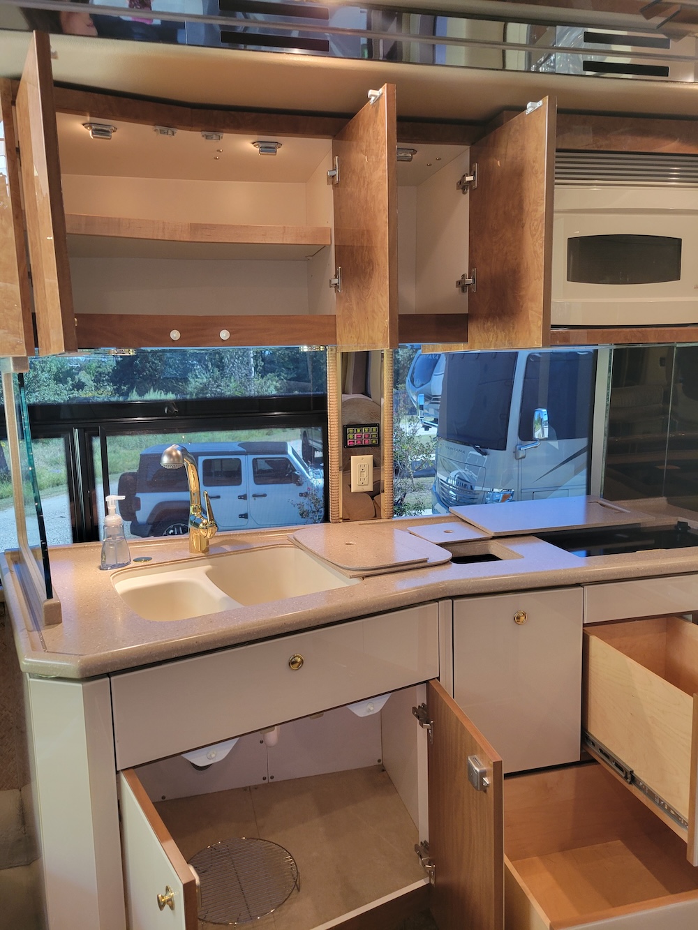 2004 Prevost Featherlite H3-45 For Sale