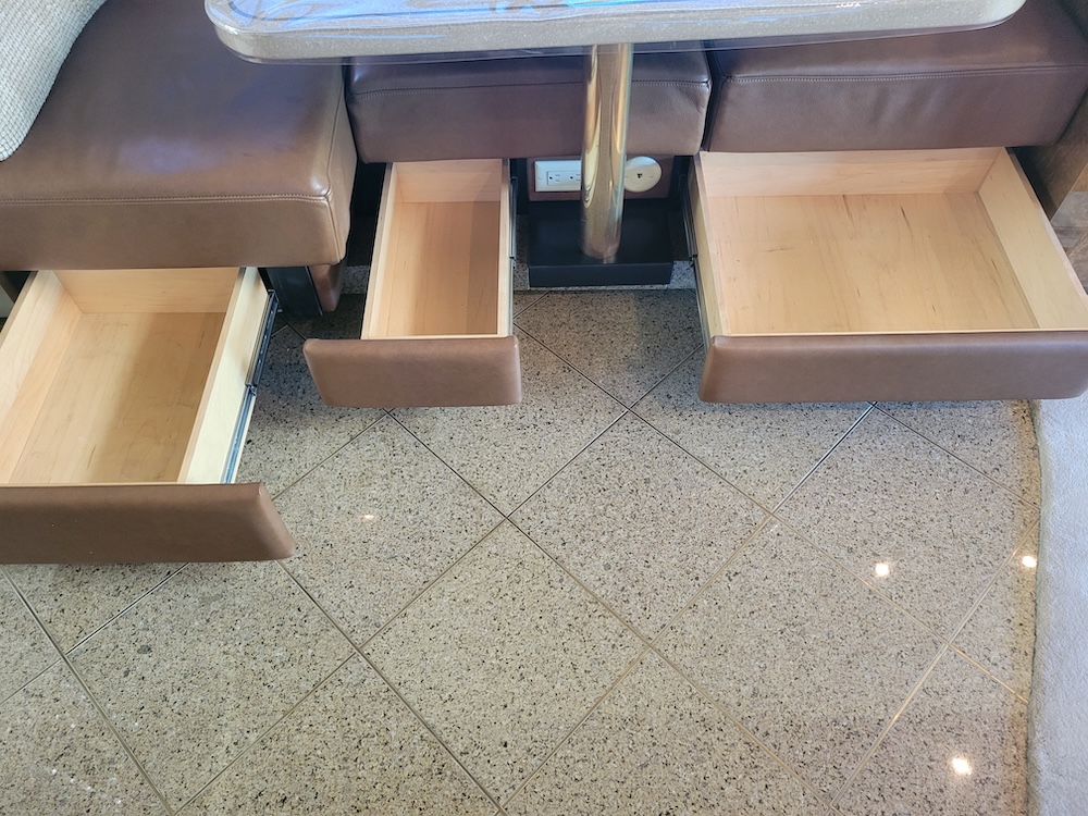 2004 Prevost Featherlite H3-45 For Sale