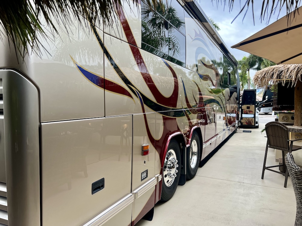 2004 Prevost Featherlite  H3-45 For Sale