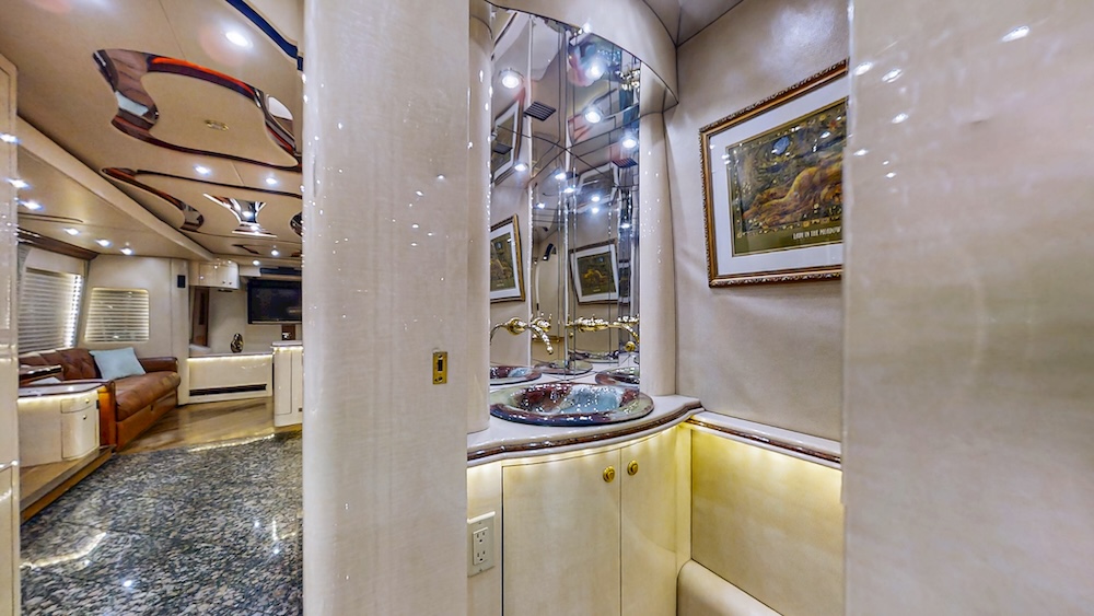 2004 Prevost Parliament H3-45 For Sale