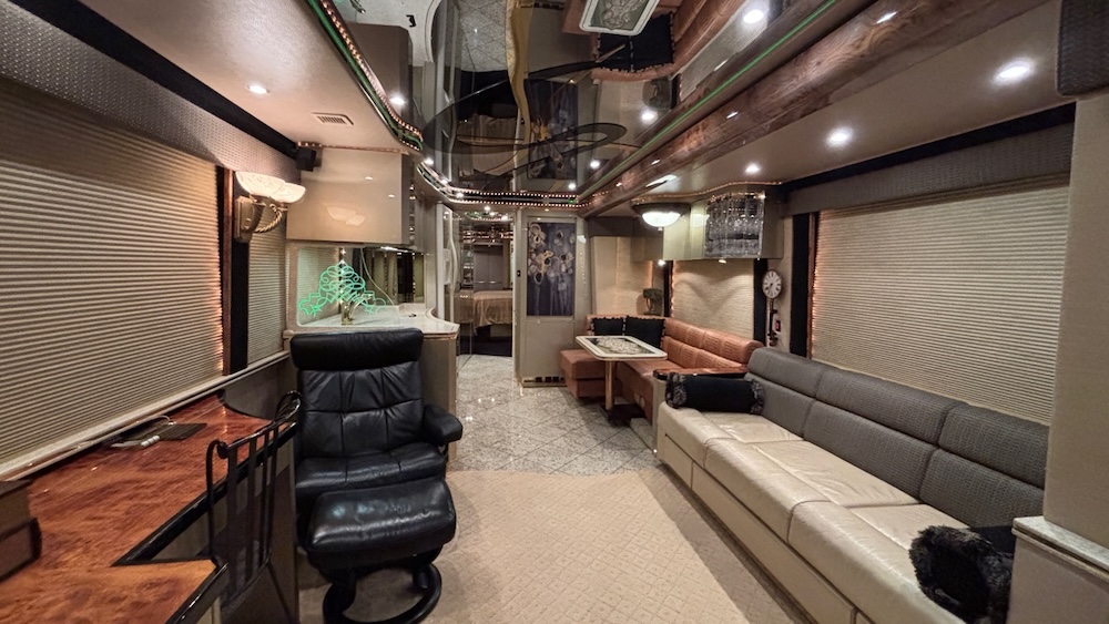 2005 Prevost Featherlite H3-45 For Sale