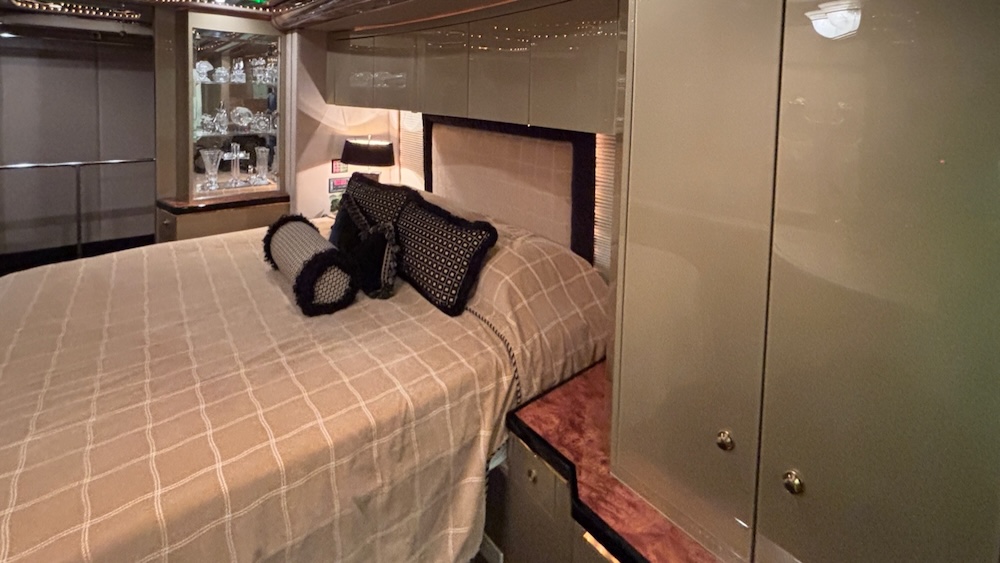 2005 Prevost Featherlite H3-45 For Sale