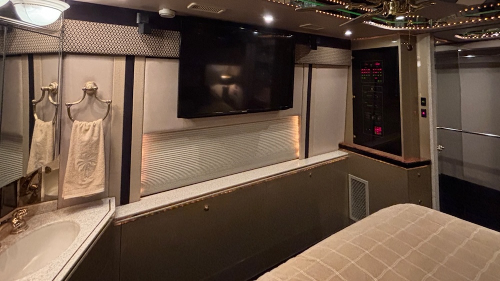 2005 Prevost Featherlite H3-45 For Sale