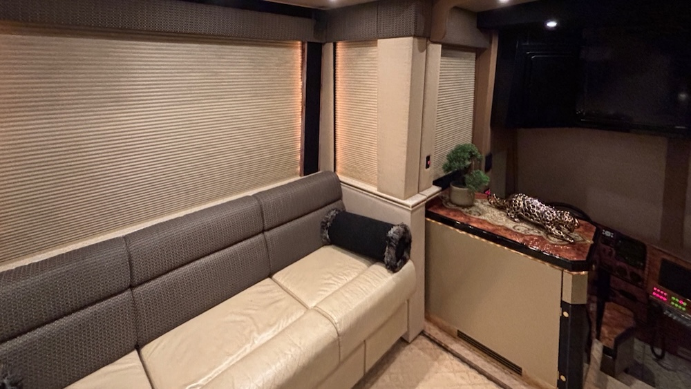2005 Prevost Featherlite H3-45 For Sale