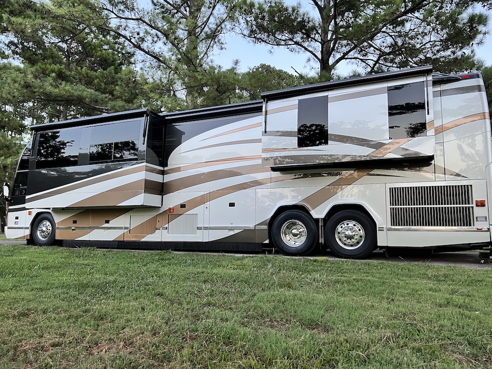 2005 Prevost Featherlite H3-45 For Sale