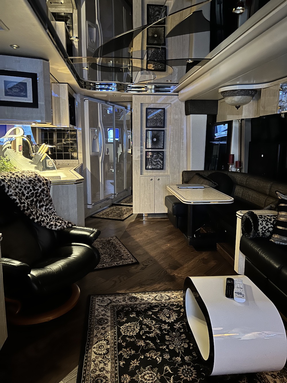 2005 Prevost Featherlite H3-45 For Sale