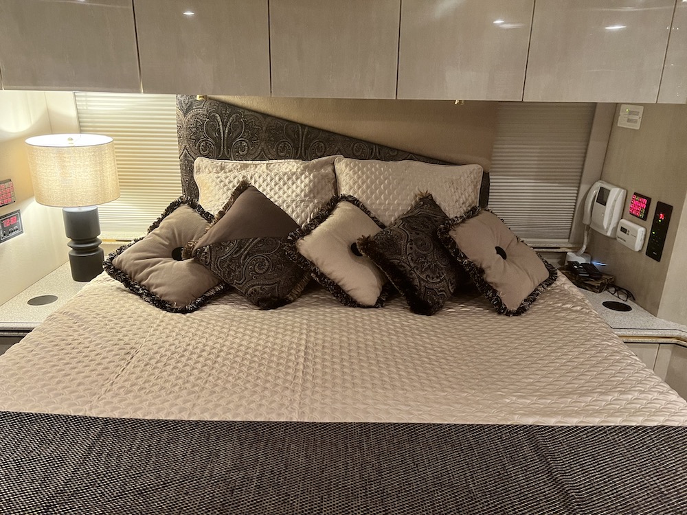 2005 Prevost Featherlite H3-45 For Sale