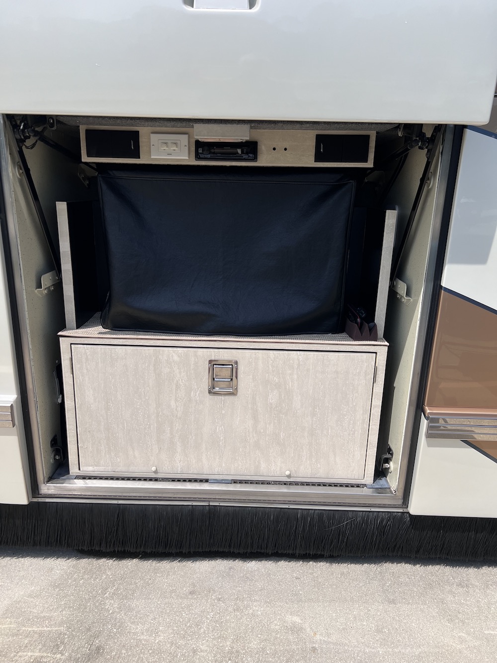 2005 Prevost Featherlite H3-45 For Sale