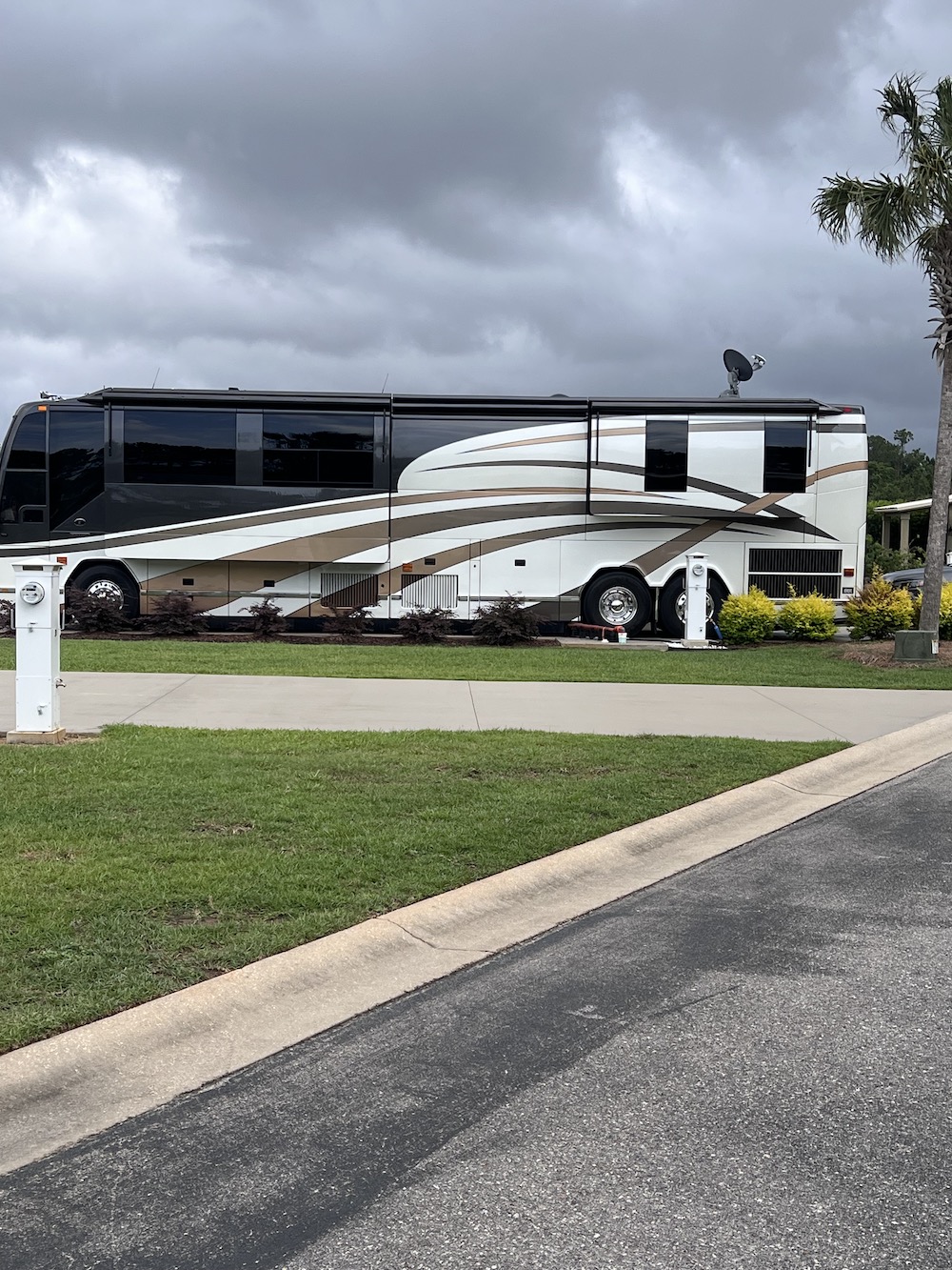 2005 Prevost Featherlite H3-45 For Sale